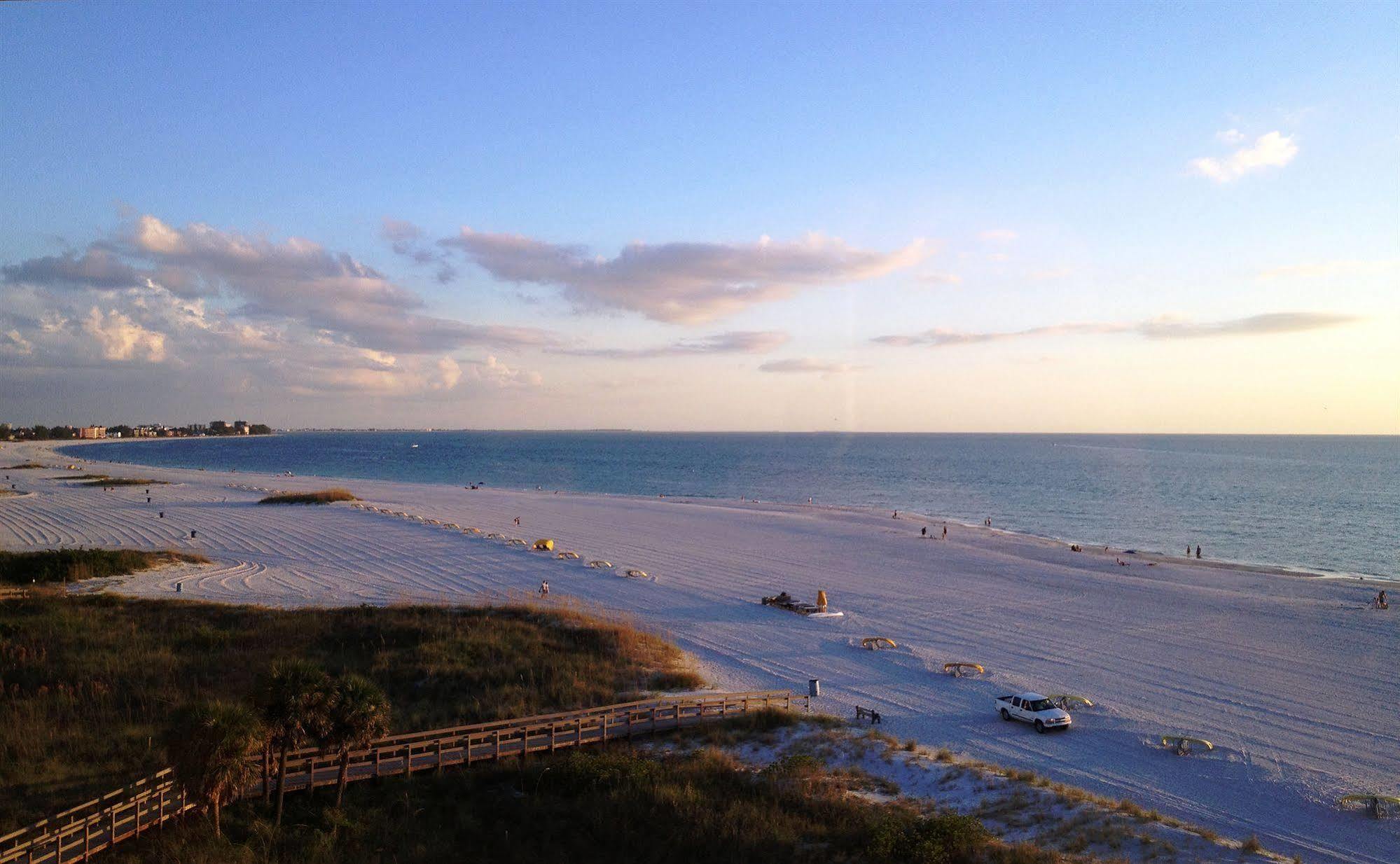 Sunset Vistas Two Bedroom Beachfront Suites St. Pete Beach Facilidades foto